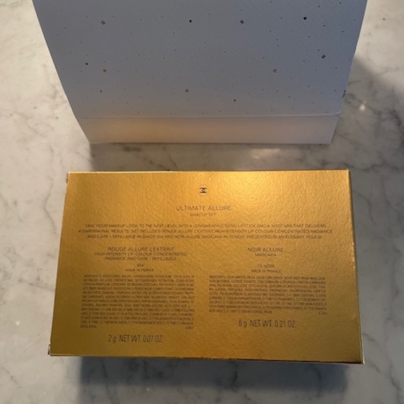 Chanel White & Gold Paper Gift box & Card - Picture 2 of 4